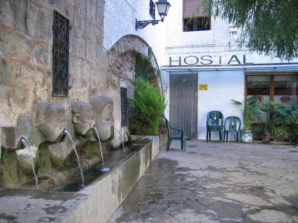 Hostal Victor Oliana Zewnętrze zdjęcie